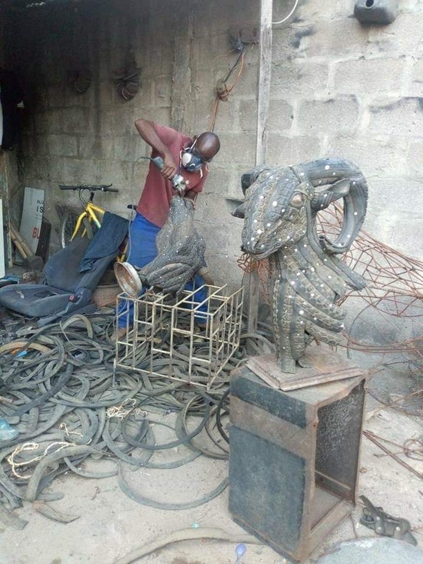 Нигериец делает скульптуры из нестандартного материала Скульптура, Шины, Длиннопост