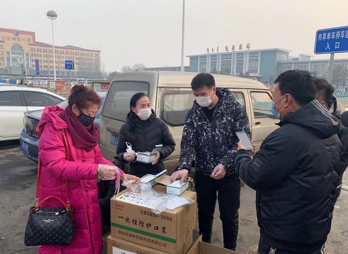 Китаец бесплатно раздал 20 тыс. масок