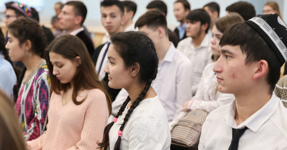 Student nukusii uz hemis. Студенты Узбекистана. Школьники Узбекистана. Таджики в университете. Молодежь Узбекистана.