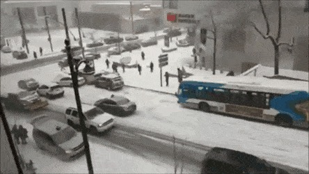 Дайте автобусам дорожку. Желательно выделенную ) Автобус, Авария, Видео, Гифка