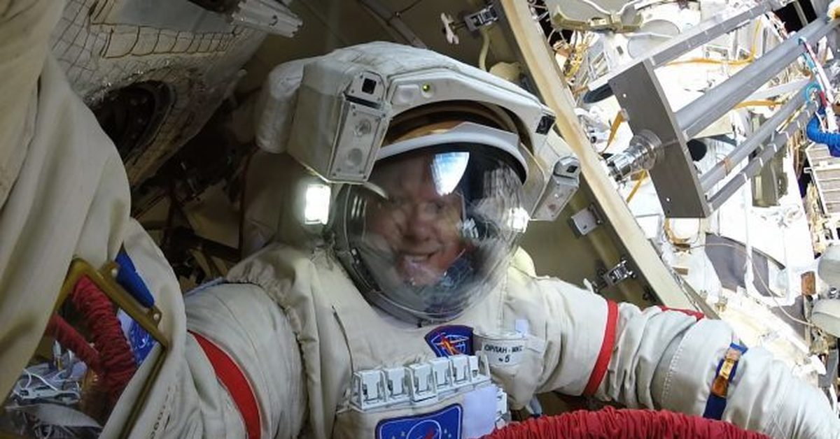 Первый астронавт в открытом космосе. Скафандр МКС.
