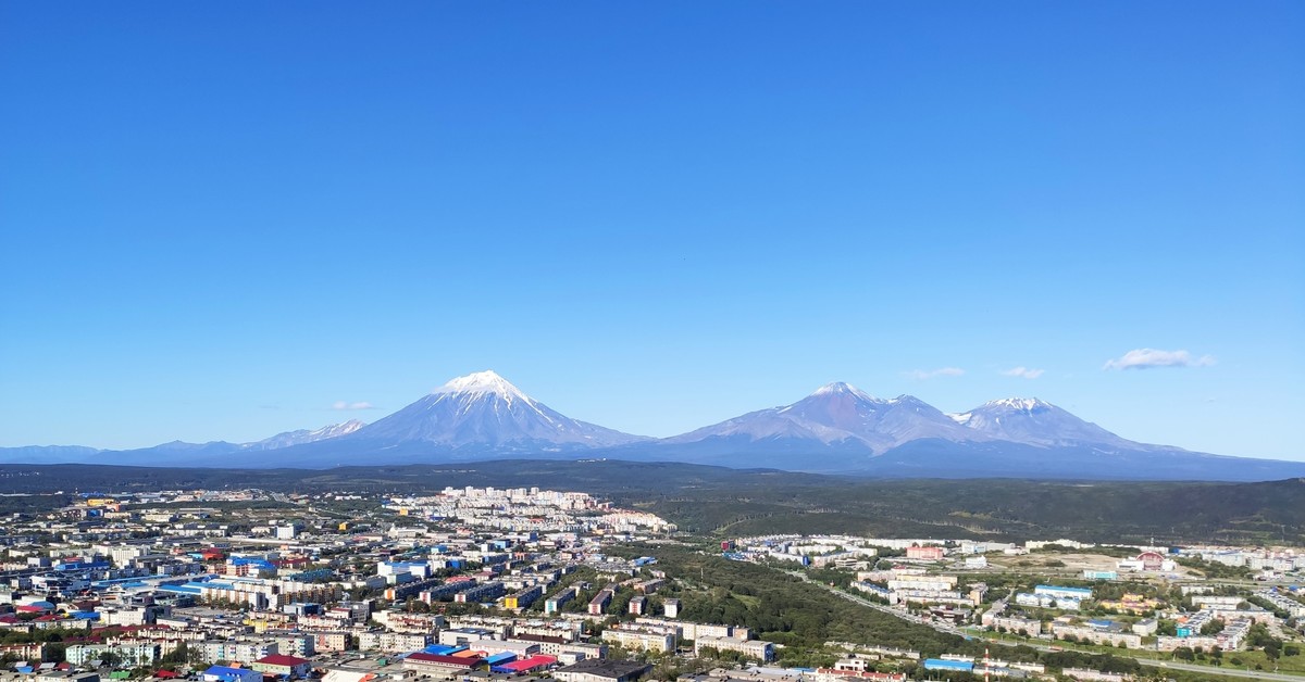 Камчатский край население. Петропавловск-Камчатский вулкан. Петропавловск-Камчатский достопримечательности вулкан. Вулкан Бакенинг Камчатка. Три вулкана в Елизово.