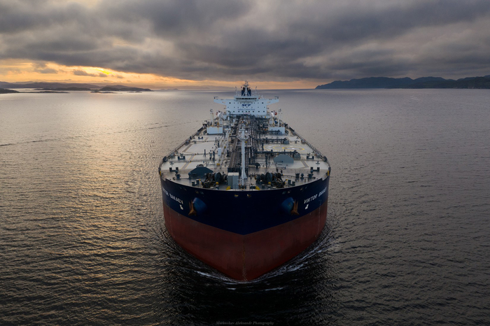 Танкер Виктор Бакавев