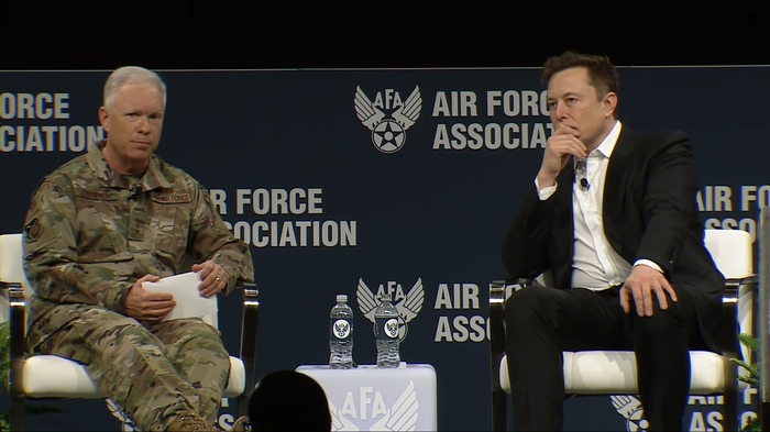 Илон Маск принял участие в беседе с генерал-лейтенантом Джоном Томпсоном на симпозиуме Ассоциации Военно-воздушных сил США 2020 года