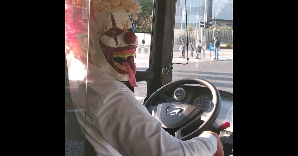 Автобус клоунов. Автобус с клоунами. Страшный автобус. Клоуны на жёлтом автобусе. Клоун за рулем.