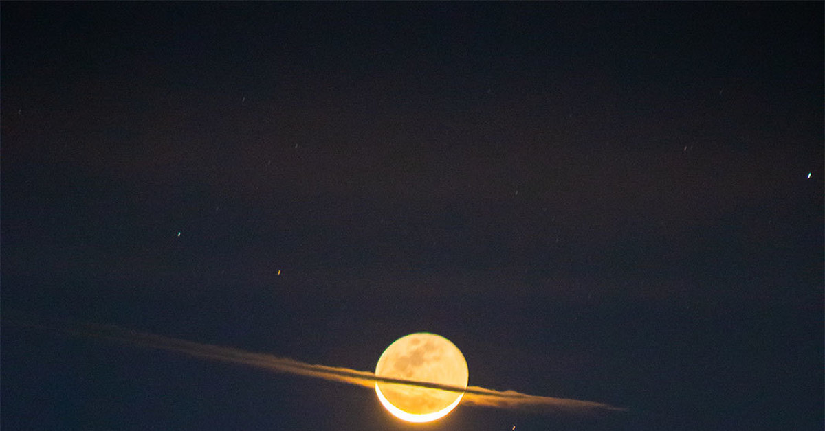 Луна в доме сатурна. Сатурн вид с Луны. Вид на небо с Сатурна. Сатурн ночью. Сатурн рядом с луной.