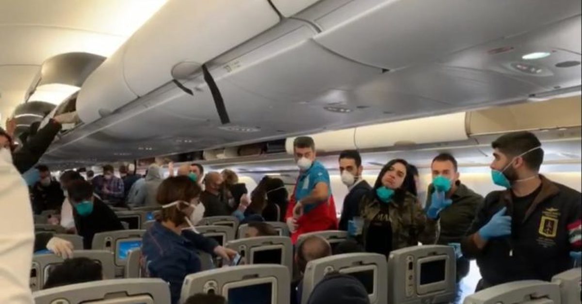 Телефон во время полета в самолете. Самолет с пассажиром. Борт самолета. Пассажиры на борту самолета. Самолёт внутри с людьми.