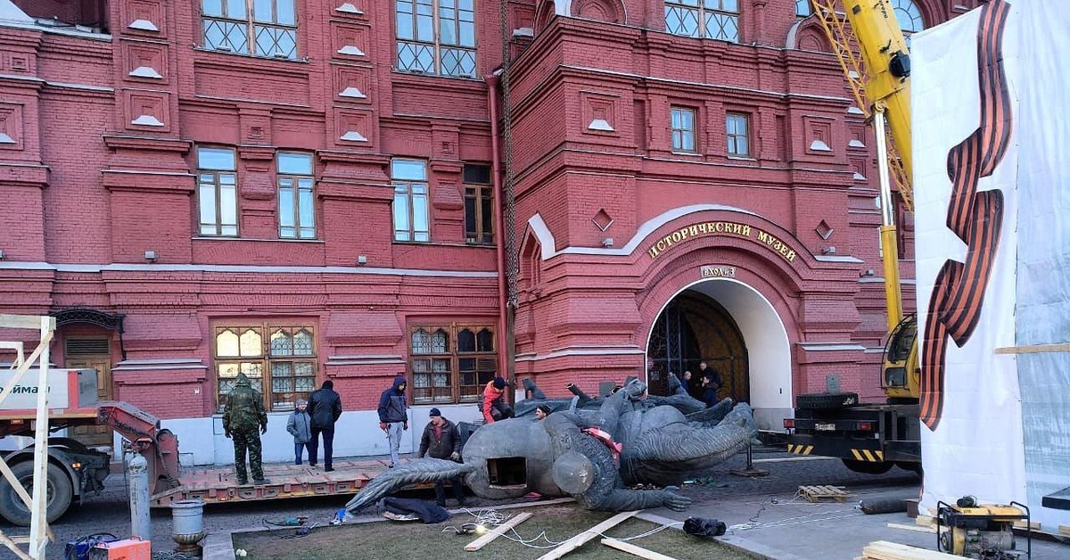 Убранная площадь. Новый памятник маршалу Жукову на Манежной площади. Демонтированный памятник Жукову. Памятник Жукову около исторического музея в Москве. Демонтаж памятника Жукову в Москве.