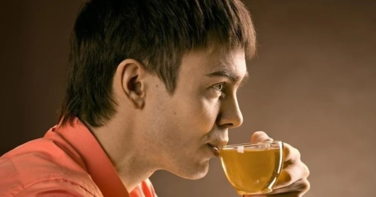 Муж пьет отзывы. Импозантный мужчина. Молодой мужчина пьет чай фото. Изжога после спиртного.