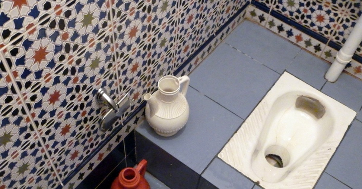 Мусульманский туалет. Кувшин для подмывания в туалете. Мусульманский унитаз. Бутылка для подмывания в туалете. Место для омовения.