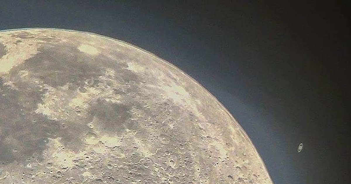 Карла сагана голубая точка. Миллиард километров от земли. 2 2 млрд км. Фотография земли вояджером. Снимки с вояджера 1 земли с расстояния 6 млрд км.