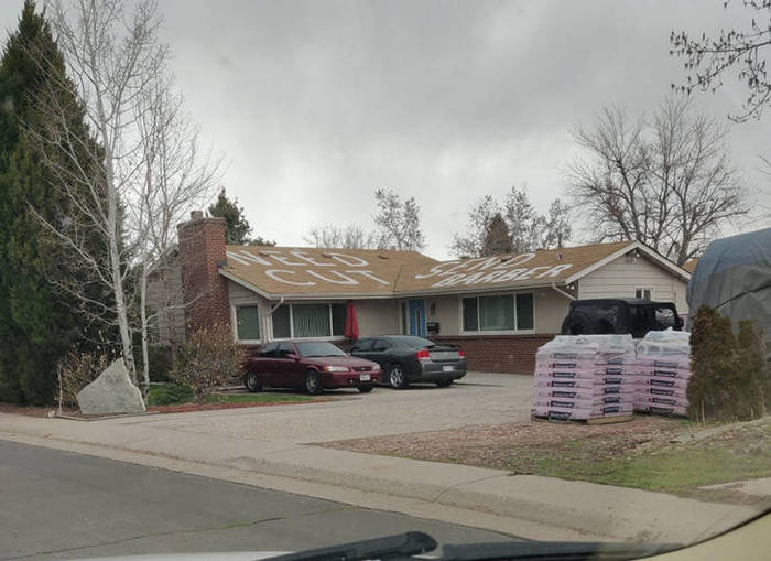 Надпись на крыше: «Нужна стрижка. Пришлите парикмахера»