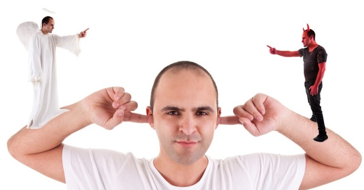 Черт сидит на плече. Чел с ангелом и демоном на плечах. Черт сидит на плече. Ангел и дьявол на плече. Человек с ангелом и дьяволом на плечах.