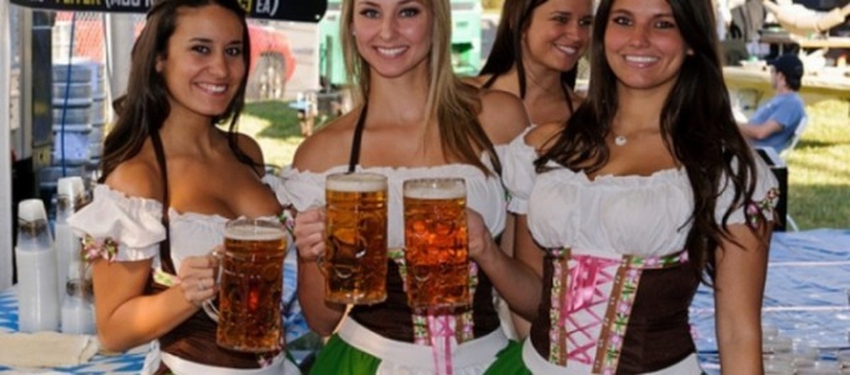 Чешское поменялись. Октоберфест в Германии. Немецкая официантка с пивом. Немецкие девушки. Официантки в Германии.