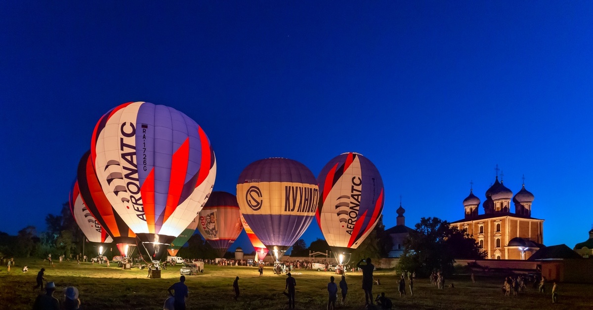 летать на крыльях счастья. много лун на небе. самолет в небе. самолет в облаках. воздушные шары в небе.
