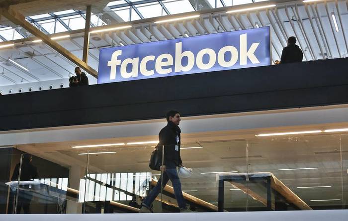 Cоцсеть Facebook объяснила почему скрывалась одна фотография со Знаменем Победы