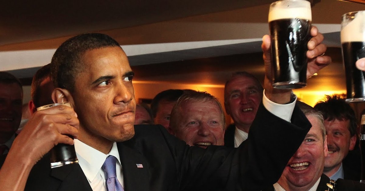 Плохие пьют пиво. Барак Обама пиво. Обама пьет пиво. Что пьют американцы.