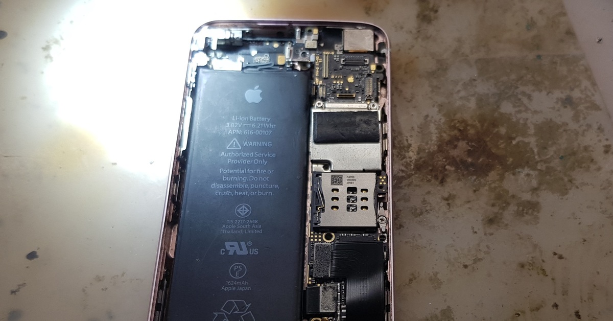 Iphone заряжается до 80. Iphone 5s 1100 ошибка. Не заряжается айфон se. Iphone se ошибка 9. Iphone se не заряжается.