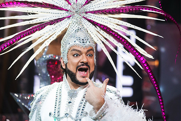 Перьев в наряды добавить бы не помешало