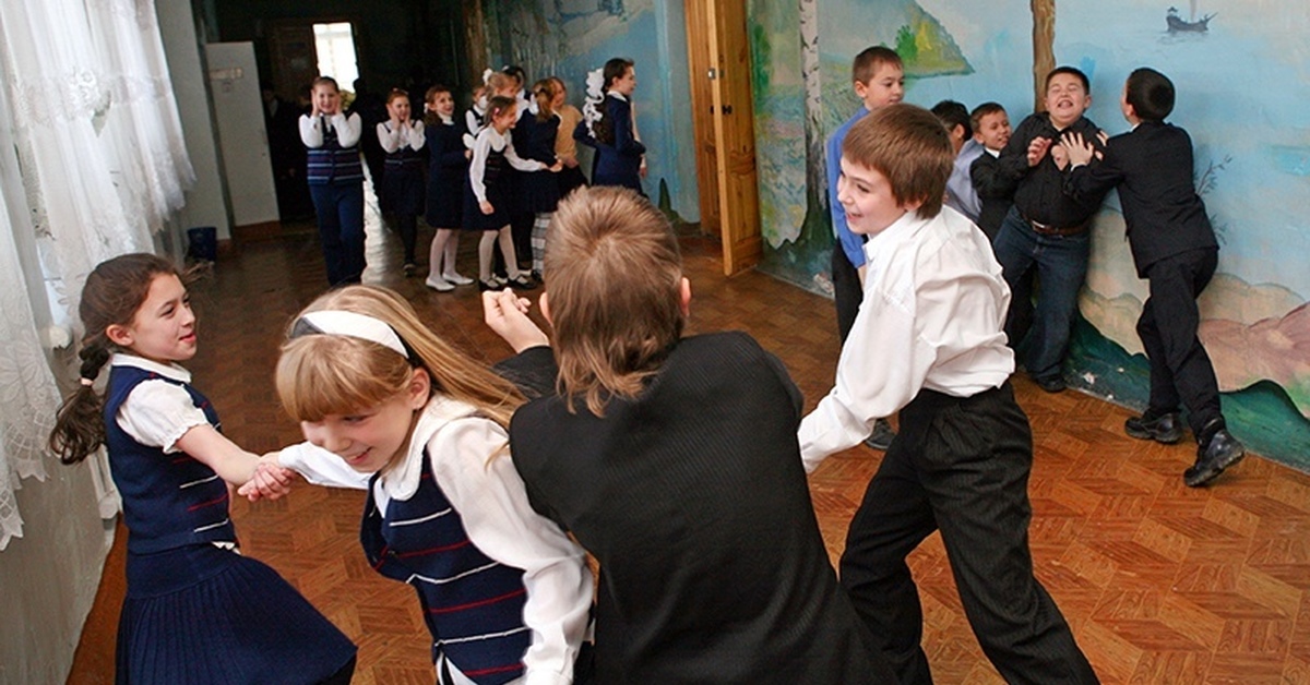 Школьники на перемене. Школьники на перемене. Диалог полилог. Полилог на перемене. Полилог на перемене.