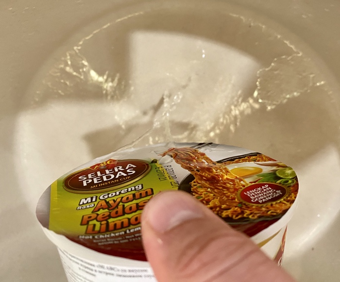 Äîøèðàêîëîãèÿ. Èíäîíåçèéñêàÿ ëèìîííî-ëóêîâàÿ ëàïøà. ABC Mi Goreng Ayam Pedas Limau Ëàïøà, Äîøèðàêîëîãèÿ, Îáçîð åäû, Äîøèðàê, Äëèííîïîñò, Åäà