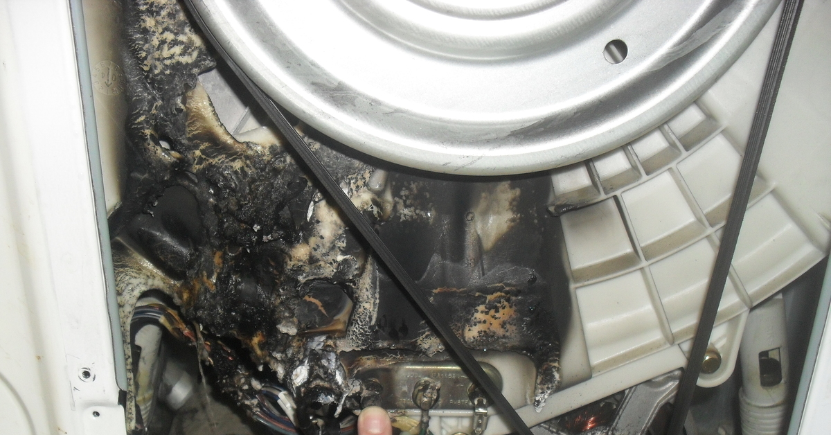 Машинка горит lg. Сгоревшая стиральная машина. Сгоревший двигатель стиральной машины. Сгоревший ТЭН стиральной машины. Сгорел бак стиральной машины.