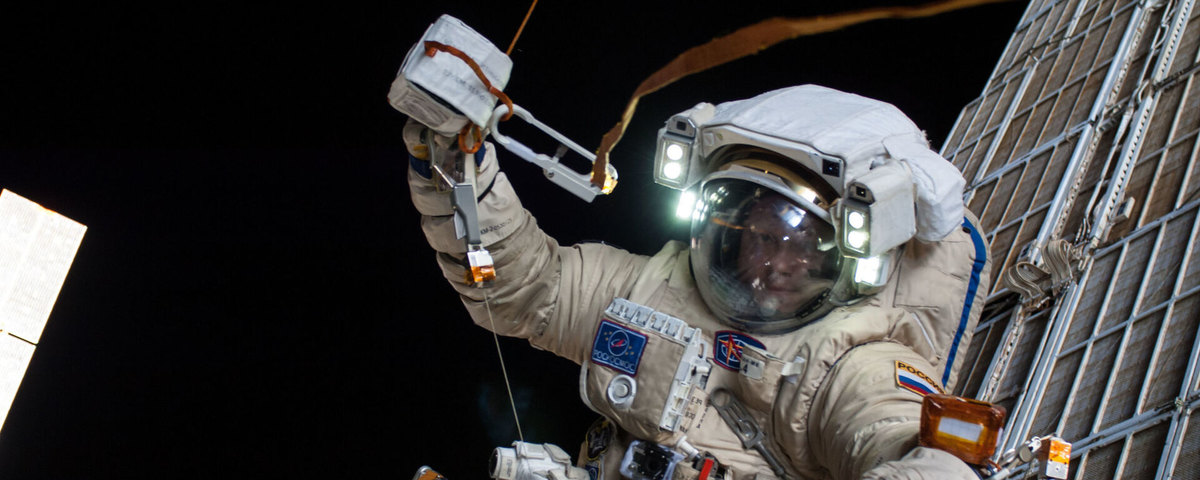 Для студентов космонавтика. Снимки с МКС. Космонавт в открытом космосе фото. Космос и МКС Артемьев.