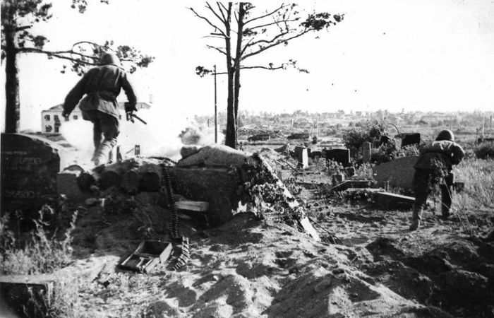 Советские солдаты в бою на кладбище под Выборгом