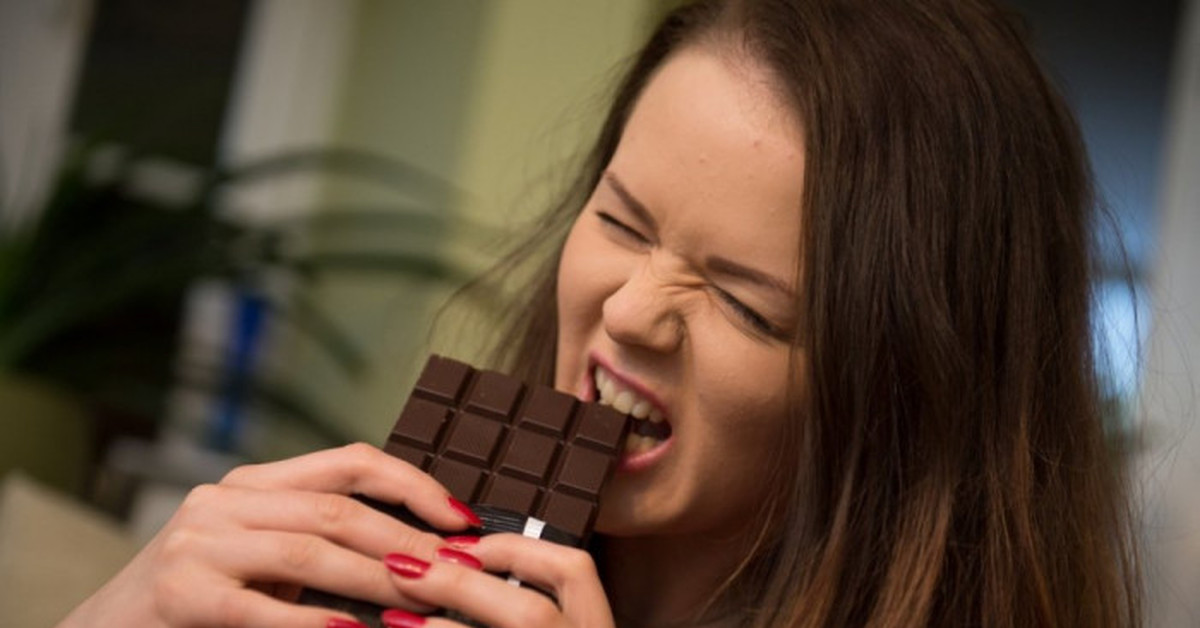 Невкусный шоколад. Ест шоколад. Девушка ест шоколад. Девушка в шоколаде. Девушка ест шоколадку.