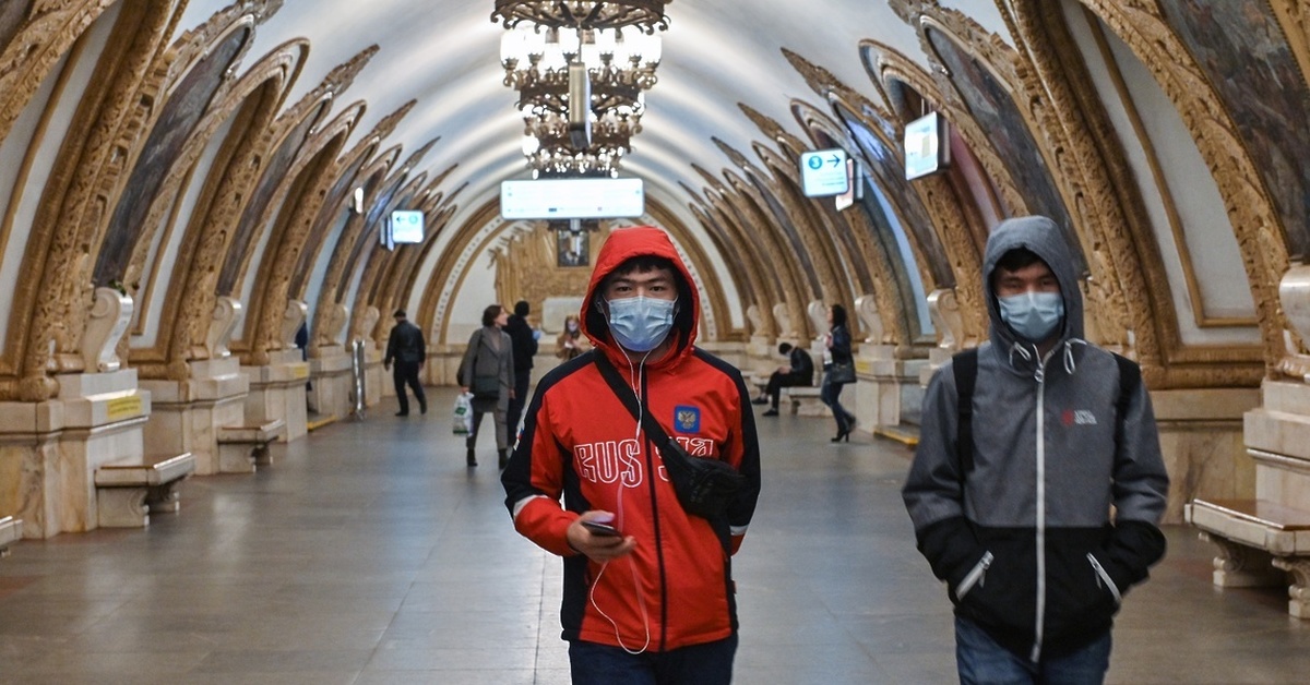 Московском число. Метро зимой. Московское метро зимой. Маски метро Москва. Метро Москвы зимой.