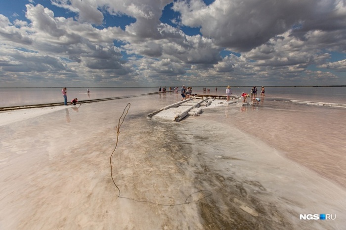 Как на Марсе: репортаж с озера Бурсоль — одного из самых красивых мест в Сибири, где по воде ходит чудо-поезд Сибирь, Алтай, Алтайский край, Степь, Озеро, Соль, Соленое озеро, Видео, Длиннопост, Позитив