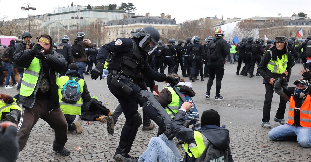Как в сша называют забастовку полицейских. Разгон демонстрантов во Франции. Полиция Франции разгоняет демонстрантов. Протесты во Франции полиция. Подавление протестов во Франции.