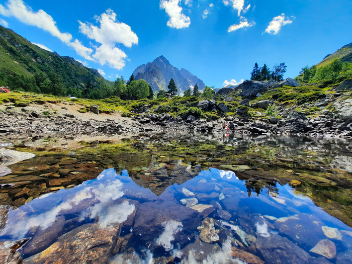 Гляжусь в тебя, как в зеркало