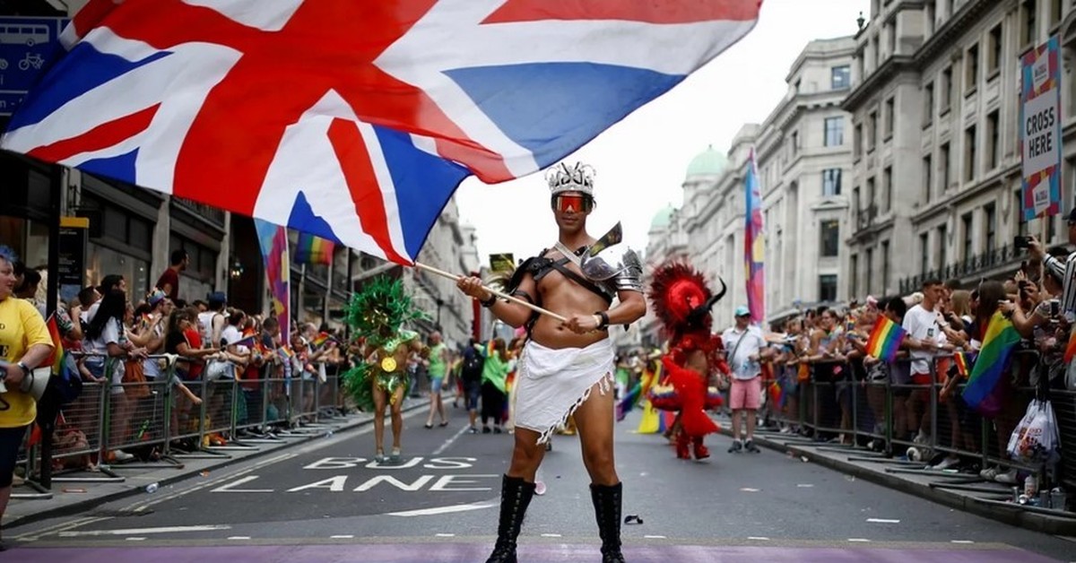 Англия входит в европу. ЛГБТ Прайд Лондон. ЛГБТ парад в Лондоне. Pride ЛГБТ парад. ЛГБТ шествие.