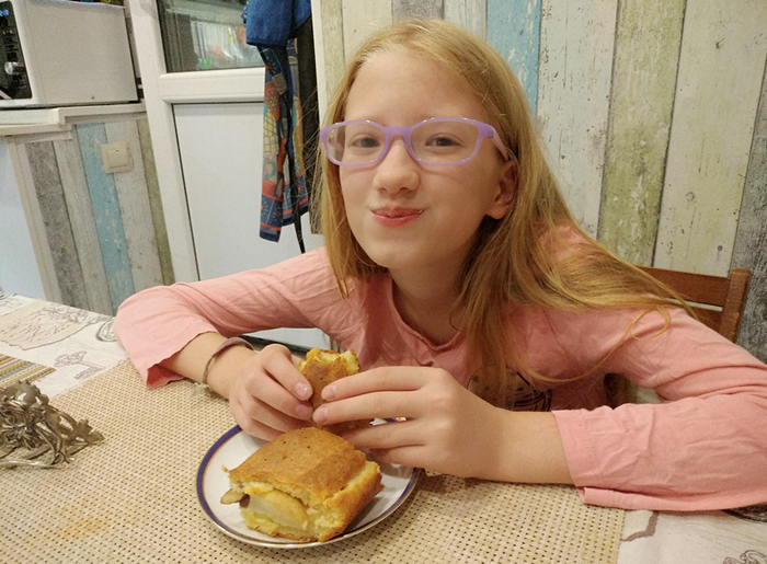 лепешка с кабачками и творогом. 1599565205172985175. лепешка с кабачками и творогом фото. лепешка с кабачками и творогом-1599565205172985175. картинка лепешка с кабачками и творогом. картинка 1599565205172985175. И у плиты стоять долго не надо. Готовится лепешка проще, чем оладьи, и получается вкуснее. На подготовку уходят считанные минуты, а сама лепешка жарится около 20 минут, только 1 раз ее надо перевернуть. Делаю это с помощью простого способа. Тесто по желанию можно дополнять сыром, зеленью или любимыми специями.