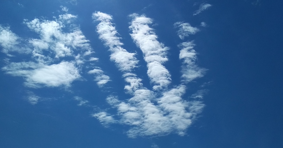 Подобно туче. Облака. На что похожи облака. Интересные облака. Необычное небо.