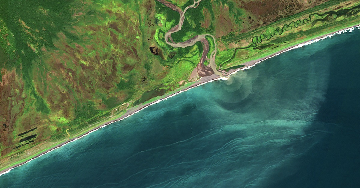 3 реки впадают в океан. Халактырский пляж Камчатка катастрофа. Тихий океан Камчатка. Катастрофа на Камчатке 2020. Тихий океан вид сверху.