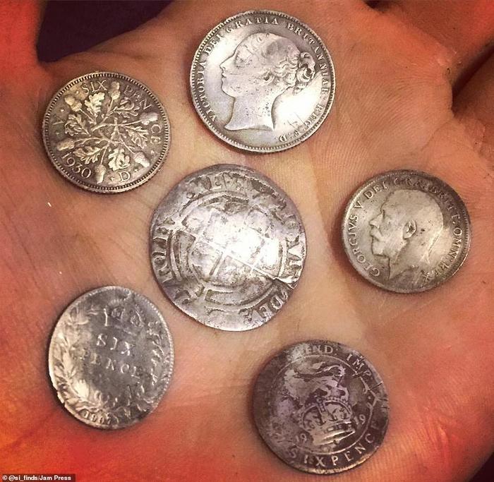 500-летние монеты, оружие и человеческие черепа: Мужчина показывает необычные предметы, которые он раскопал на береговой линии Темзы Находка, Темза, Длиннопост