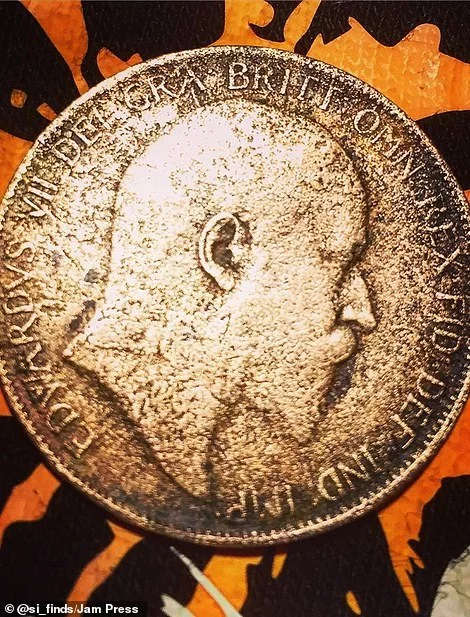 500-летние монеты, оружие и человеческие черепа: Мужчина показывает необычные предметы, которые он раскопал на береговой линии Темзы Находка, Темза, Длиннопост