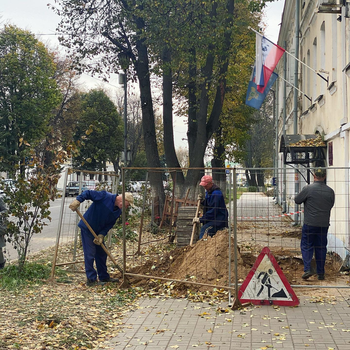 Наконец-то снял, как мужик делает прям именно то, что нарисовано на знаке "Дорожные работы"!