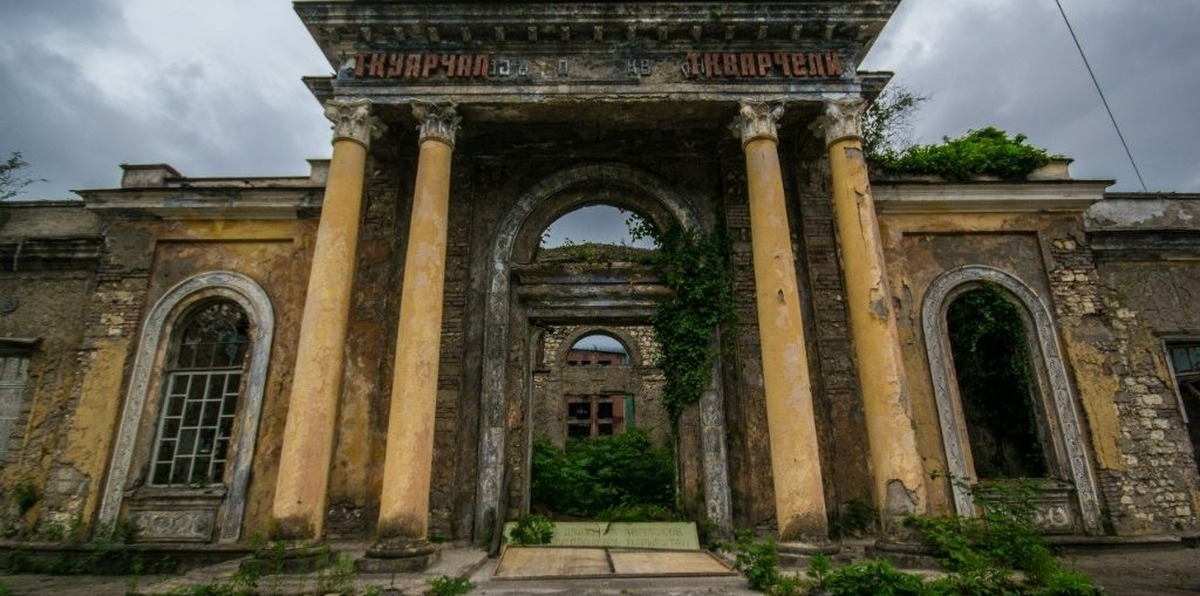 Абхазские города. Город Ткуарчал Абхазия. Ткуарчал город-призрак. Ткуарчал Абхазия заброшенный город. Ткварчели город призрак.