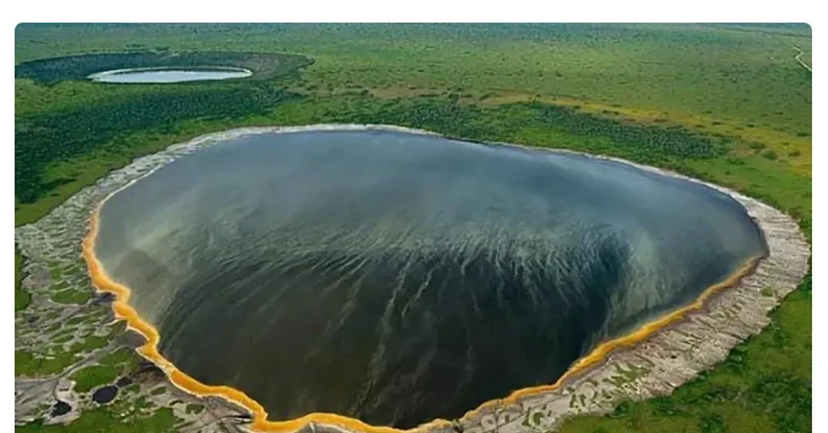 Внутренние континентальные воды. Кратерное озеро Альбертина рифт- Африка.. Кратер Крейтер Лейк. Кратер Набийотум, Кения.. Кратер / Crater (2023 США).