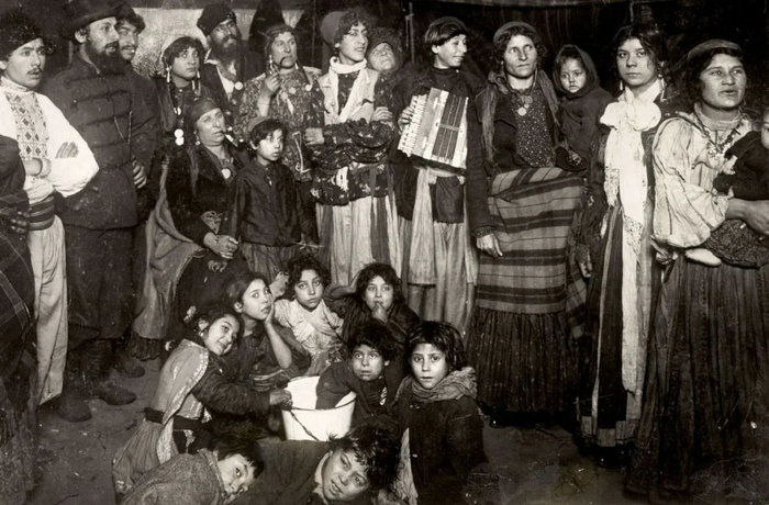 в каком городе живут цыгане в россии. 160311699013274749. в каком городе живут цыгане в россии фото. в каком городе живут цыгане в россии-160311699013274749. картинка в каком городе живут цыгане в россии. картинка 160311699013274749. Цыгане — один из самых таинственных народов. Говорят, что их выгнали из Индии, и скоро срок изгнания подойдет к концу. Что они умеют колдовать и гипнотизировать. Что они замкнуты и не любят, когда к ним проявляют интерес. Что они жутко патриархальны, и их мужчины и женщины никогда не сидят за одним столом. в каком городе живут цыгане в россии. 160311699013274749. в каком городе живут цыгане в россии фото. в каком городе живут цыгане в россии-160311699013274749. картинка в каком городе живут цыгане в россии. картинка 160311699013274749. Цыгане — один из самых таинственных народов. Говорят, что их выгнали из Индии, и скоро срок изгнания подойдет к концу. Что они умеют колдовать и гипнотизировать. Что они замкнуты и не любят, когда к ним проявляют интерес. Что они жутко патриархальны, и их мужчины и женщины никогда не сидят за одним столом.