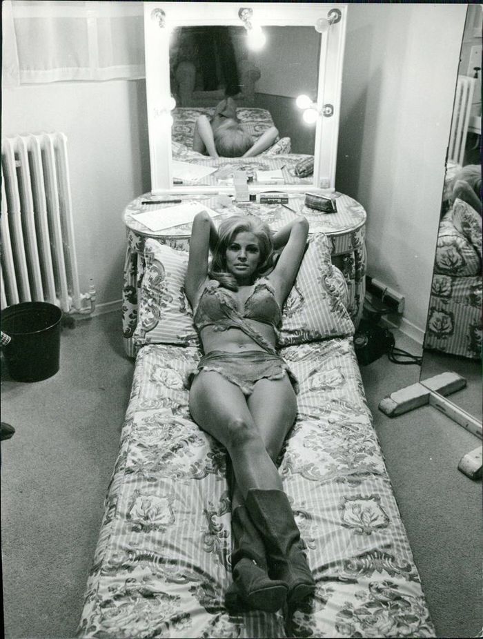 Ракель Уэлч отдыхает в гримерной на съемках фильма "Один миллион лет до нашей эры", который сделал ее звездой в 1966 году Ракель Уэлч, Актеры и актрисы, Фотография