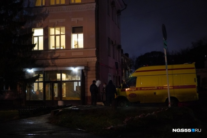 В Омске сотрудники скорой помощи привезли пациентку с поражением легких к зданию Минздрава