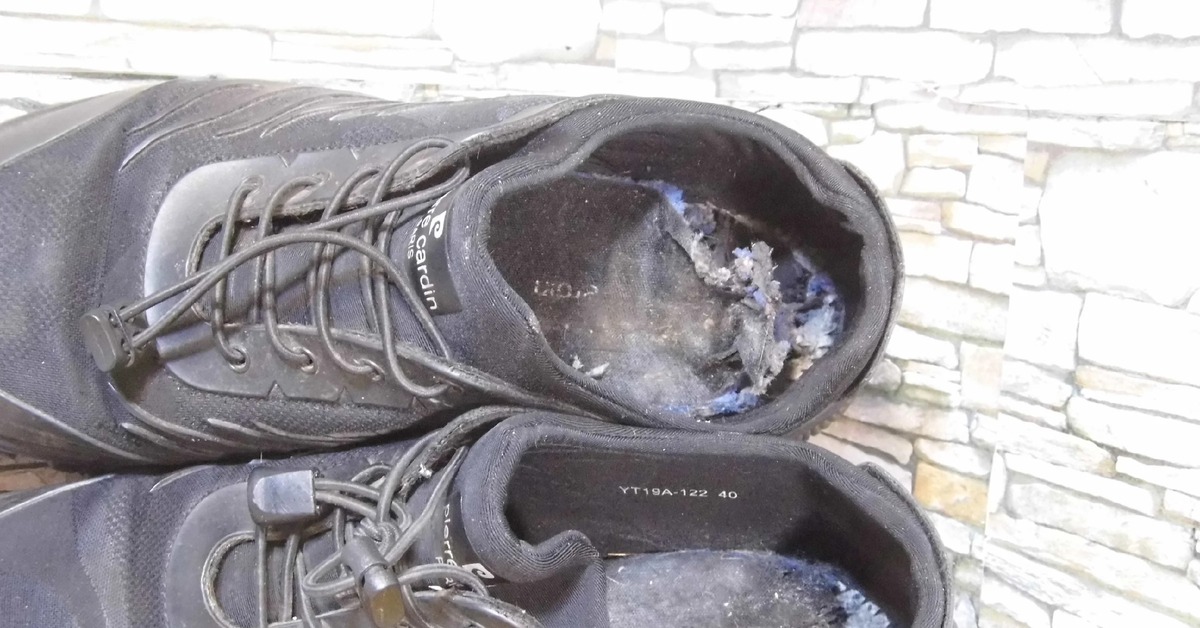 Обувь ремонте кроссовки. Обувь изнутри. Решетчатая подошва обуви. Провалилась пятка в ботинке. У ботинок проваливается подошва.