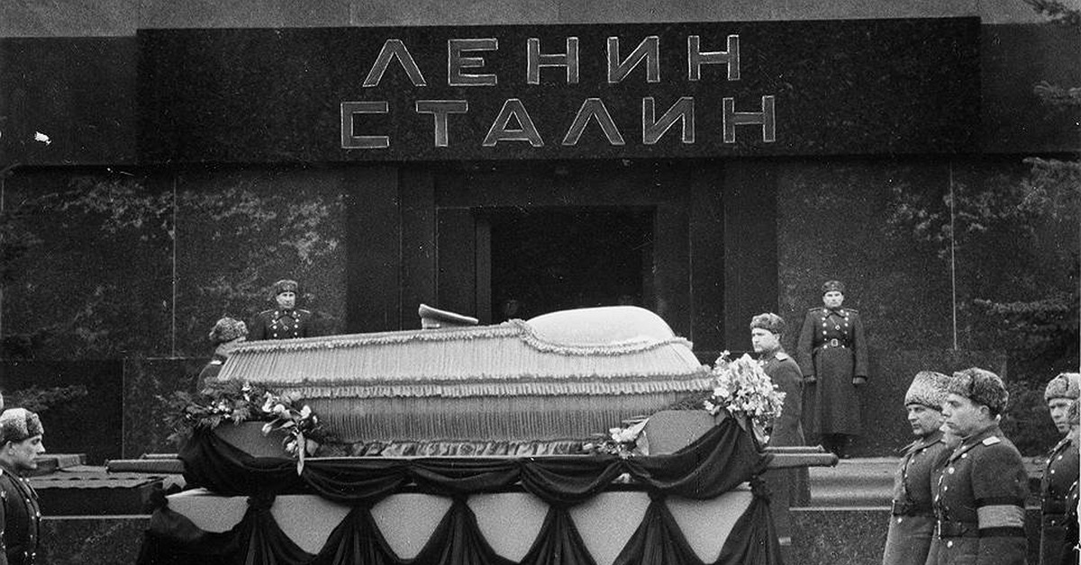 Сталин в мавзолее. Похороны Сталина 1953 мавзолей. Сталин Иосиф Виссарионович похороны. Мавзолей Ленина могила Сталина.