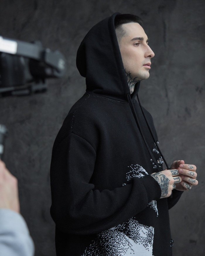 Нужно найти худак из клипа