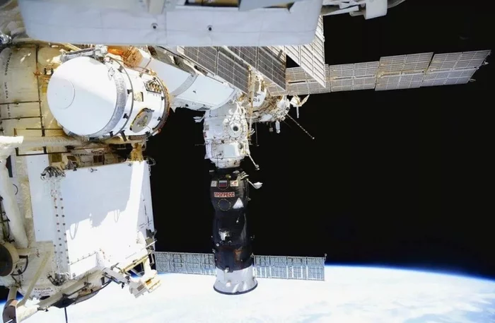 Российские космонавты откроют на МКС люк, который был запечатан 11 лет назад МКС, Космонавты, Космос, Выход в космос