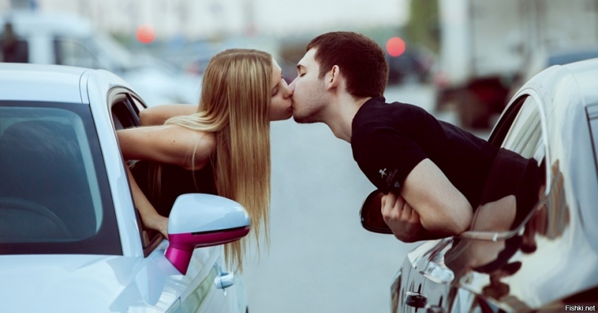 Видео где девушка своему парню показывает свою. Машина любви. Поцелуй в машине. Поцелуй возле машины. Парень с девушкой в машине.